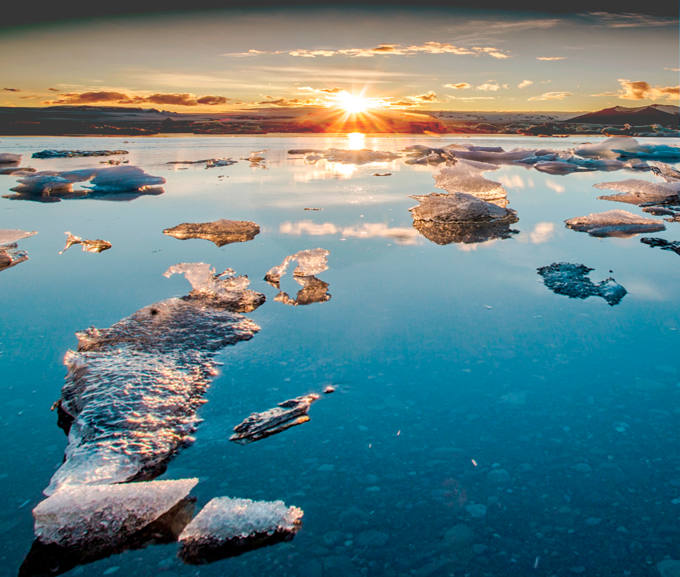 los cristales que forma el hielo sobre una laguna congelada en una puesta de sol , maravillas de la tierra