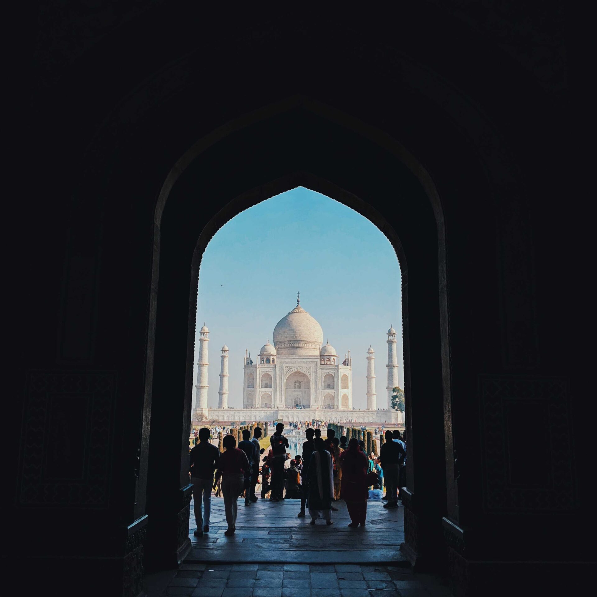 Vista frontal del Taj-Mahal en agosto
